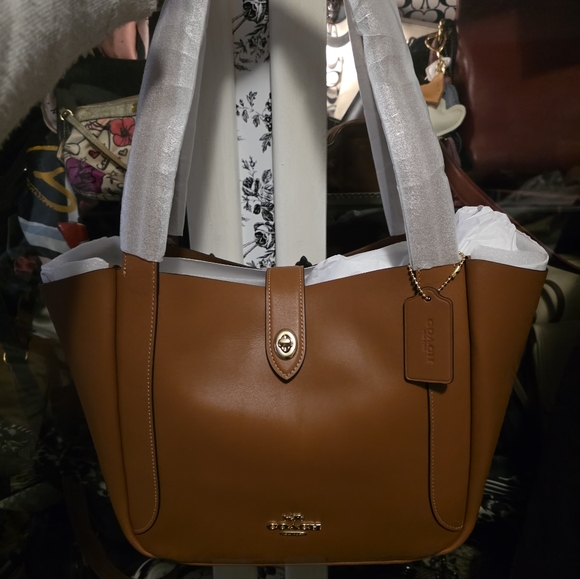 Coach Handbags - Coach Hadley Turnlock Tote With Matching Wallet Nwt
